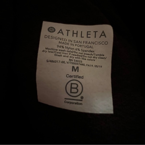 NWT Athleta Flurry Peak Turtleneck
Color: Burgundy/Black Size Medium - Picture 11 of 11